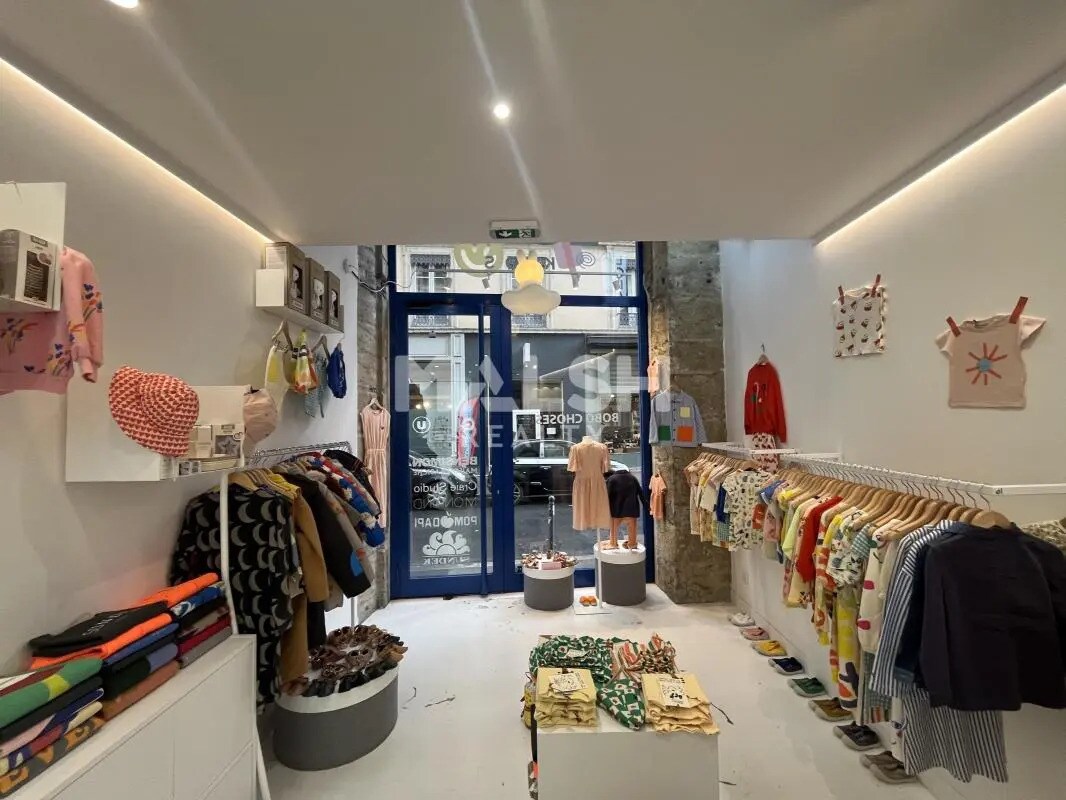 Retail in Lyon for lease Interior Photo- Image 1 of 5
