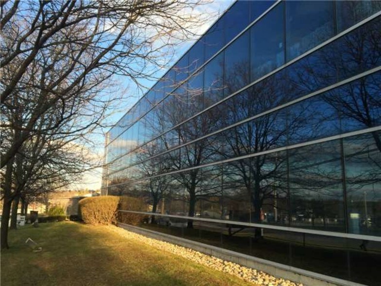 72-184 Railside Rd, Toronto, ON à vendre - Photo du bâtiment - Image 1 de 1