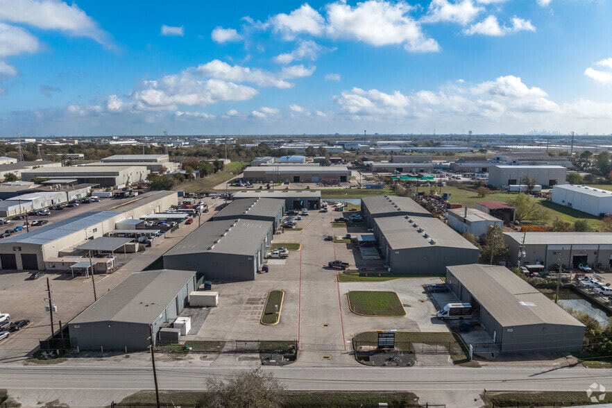 5850 Cunningham Rd, Houston, TX à louer - Photo du bâtiment - Image 2 de 14