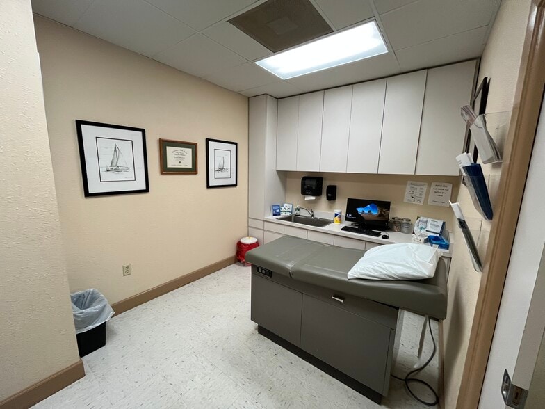 4224 N Tampania Ave, Tampa, FL for sale - Interior Photo - Image 2 of 11