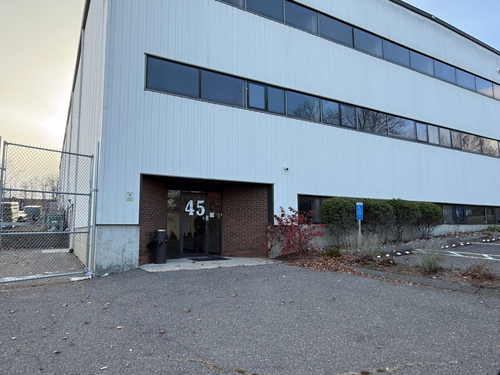 45 Connair Rd, Orange, CT à louer Photo du bâtiment- Image 1 de 2