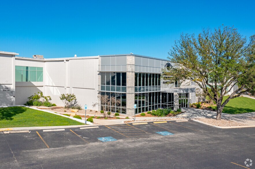 9725 Datapoint Dr, San Antonio, TX à louer - Photo du bâtiment - Image 2 de 7