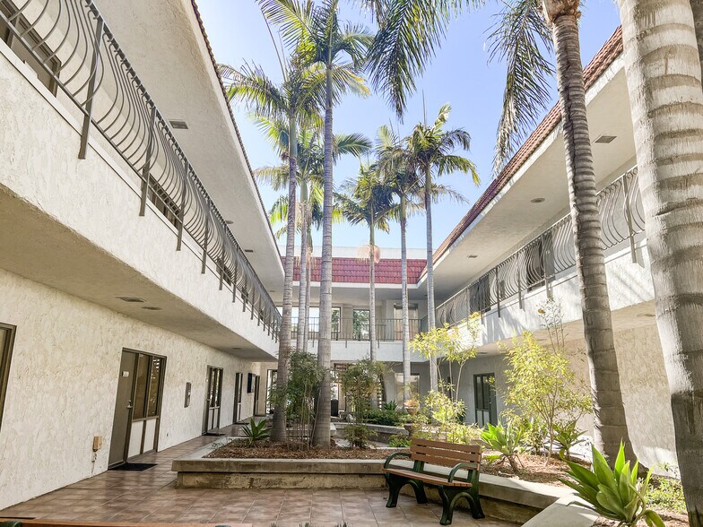 360 Mobil Ave, Camarillo, CA à louer - Photo du bâtiment - Image 3 de 6