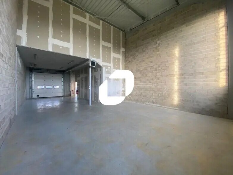 2 Rue Marguerite Perey, Taverny for lease - Interior Photo - Image 1 of 6