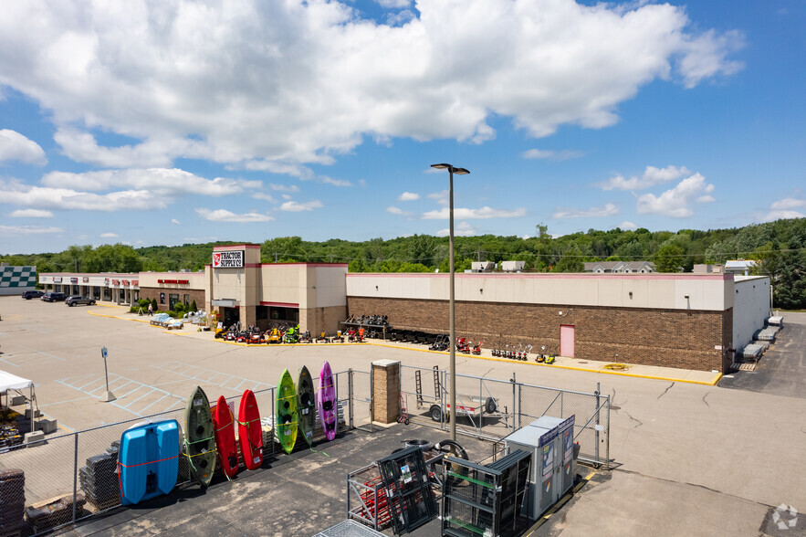 2111-2173 Main St W, Lowell, MI for lease - Building Photo - Image 1 of 4