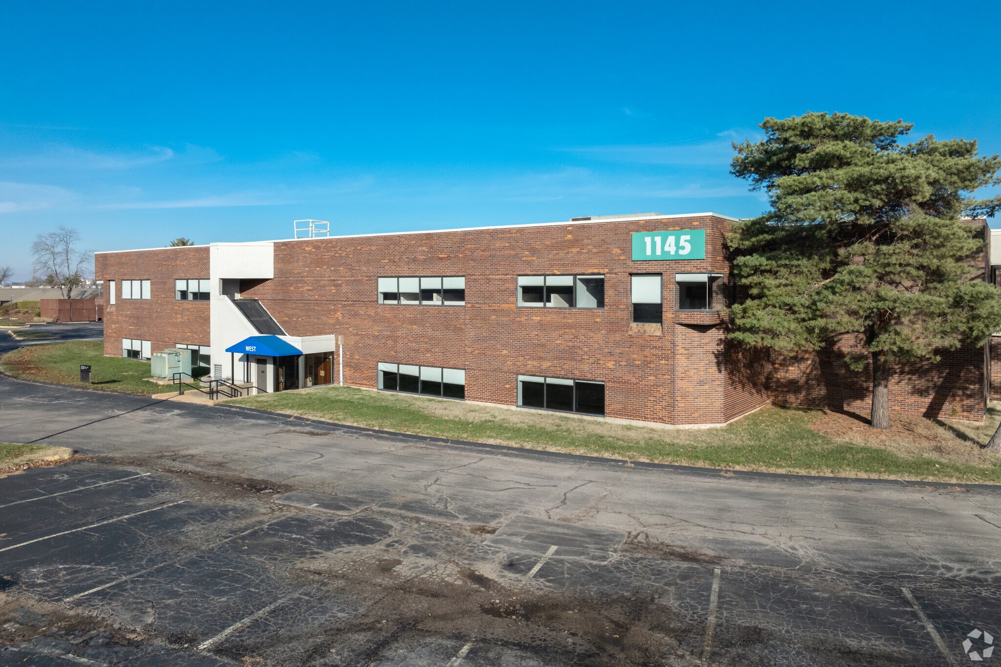 1145 Corporate Lake Dr, Creve Coeur, MO for lease Primary Photo- Image 1 of 4