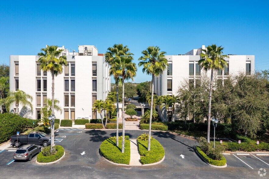 1201 19th Pl, Vero Beach, FL à louer - Photo du bâtiment - Image 2 de 15