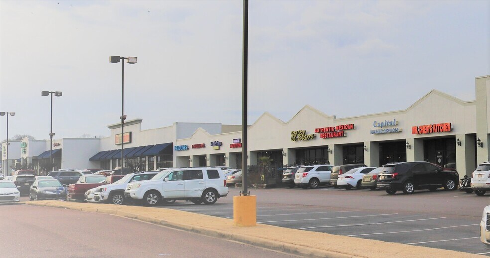 100-126 Northwest Plaza Dr, Senatobia, MS for lease - Building Photo - Image 2 of 22