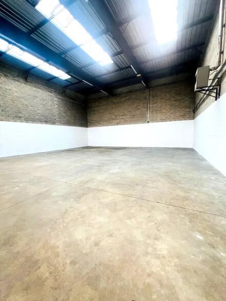 Flex in Élancourt for lease - Interior Photo - Image 3 of 10