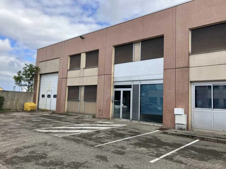 2-4 Rue Paul Villard, Chassieu à louer - Photo du bâtiment - Image 3 de 37