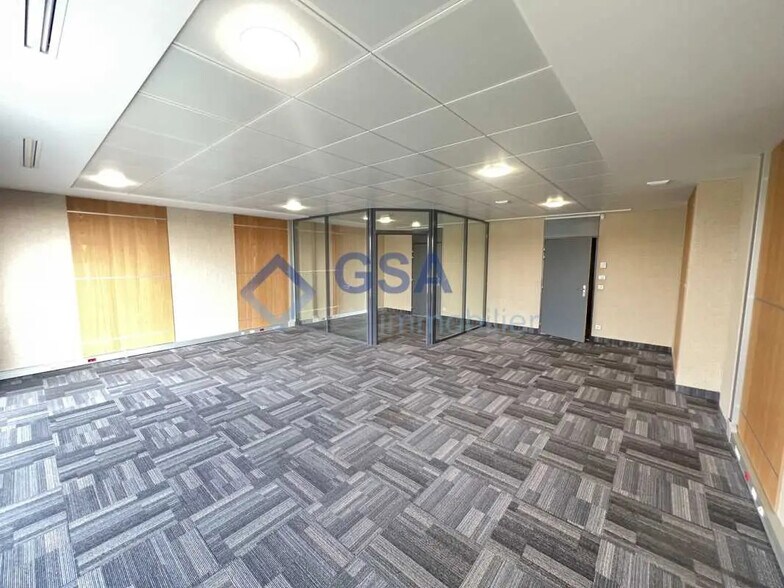 Bureau dans Lieusaint à louer - Photo du bâtiment - Image 2 de 6