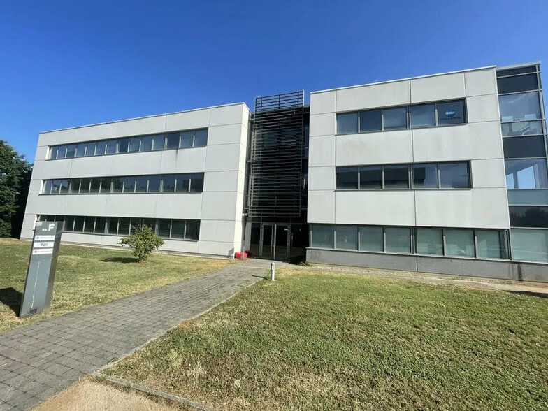 Office in Dardilly for lease - Building Photo - Image 1 of 11