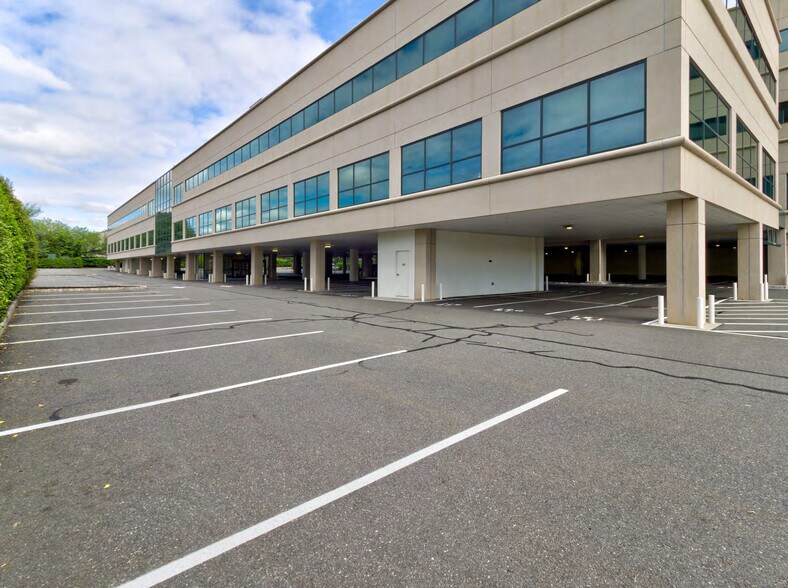 100 Woodbridge Center Dr, Woodbridge, NJ à louer - Photo du bâtiment - Image 2 de 11
