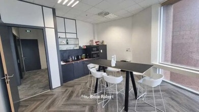 Office in Lyon for lease Interior Photo- Image 2 of 6