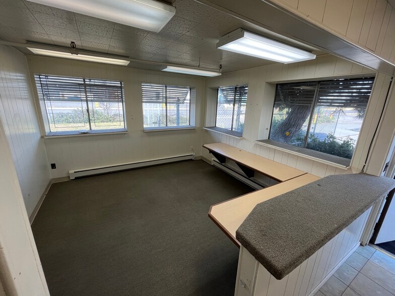 1710 Antelope Rd, White City, OR for lease - Interior Photo - Image 3 of 16