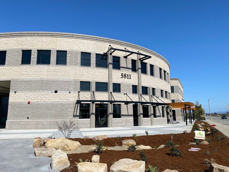5811 Olivas Park Dr, Ventura, CA à louer - Photo du bâtiment - Image 1 de 7