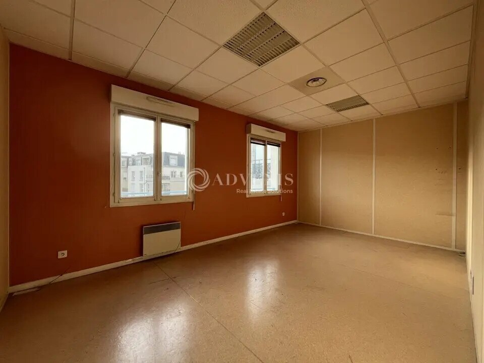 Office in Dammarie-les-Lys for sale Interior Photo- Image 1 of 6