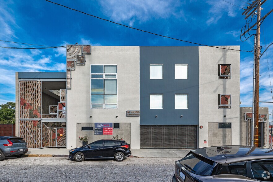 2256 Barry Ave, Los Angeles, CA à vendre - Photo du bâtiment - Image 2 de 36