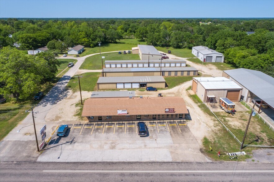 701 E Pine St, Edgewood, TX à louer - Photo du bâtiment - Image 2 de 61