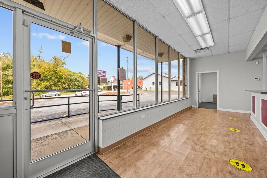 201 4th St, Walnut Cove, NC à vendre - Photo du bâtiment - Image 2 de 33