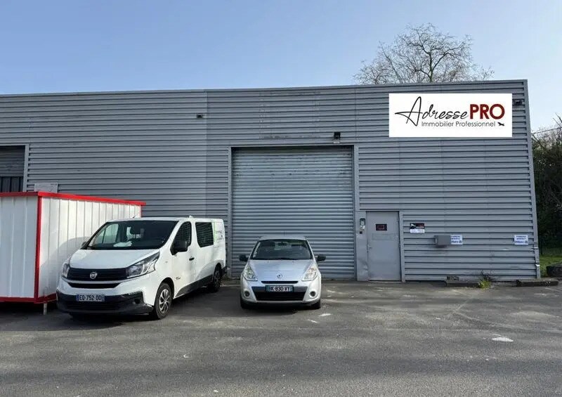 Retail in Lormont for lease - Building Photo - Image 1 of 7