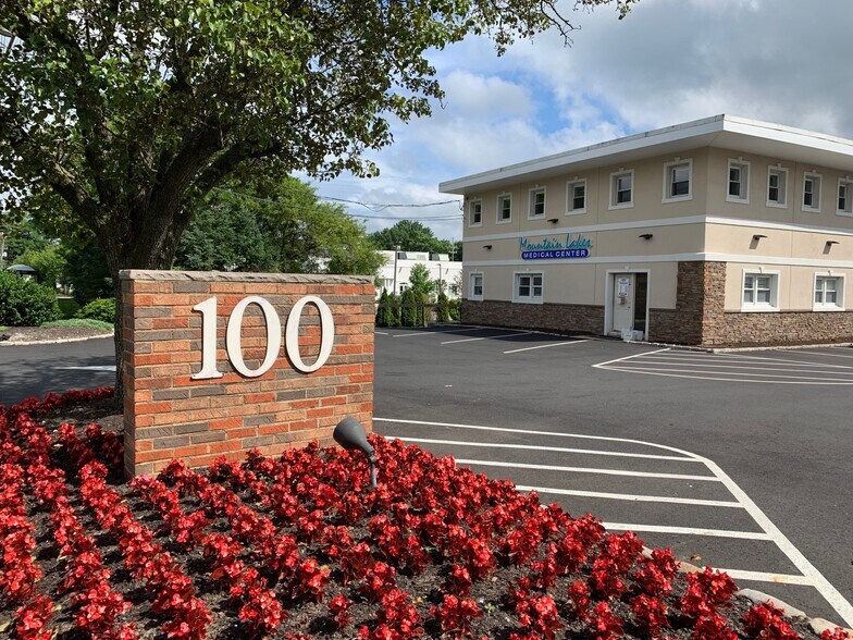 100 Rt 46 East, Mountain Lakes, NJ à louer - Photo du bâtiment - Image 1 de 10