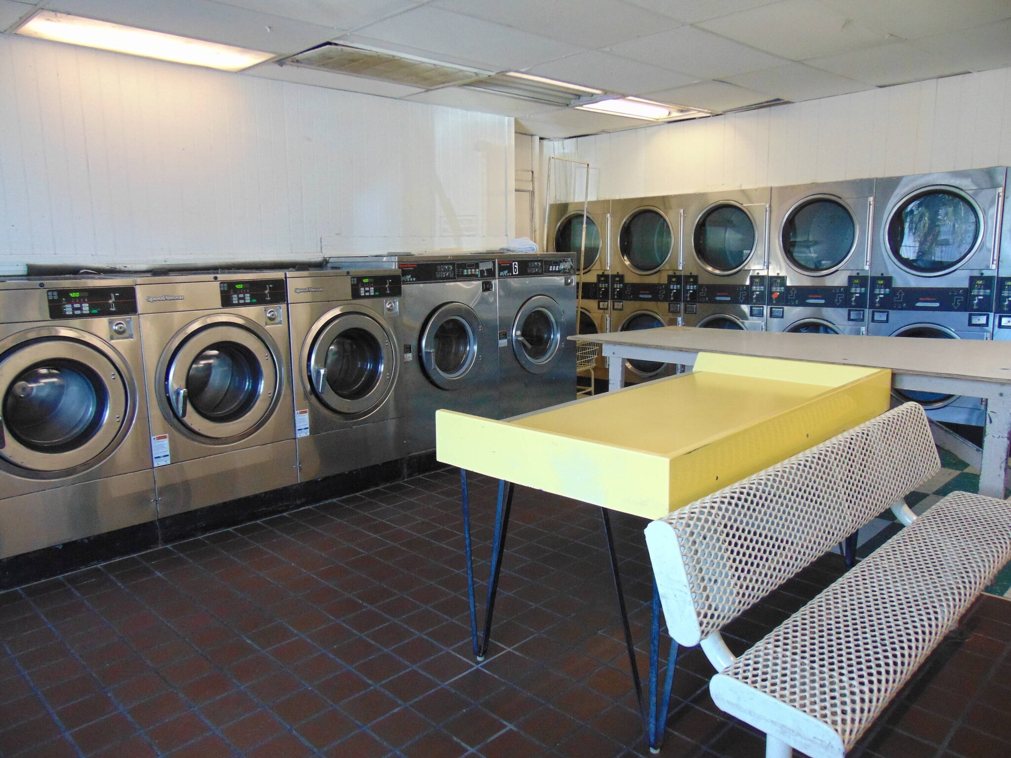BTX Laundromat -Income-Producing portefeuille de 2 propriétés à vendre sur LoopNet.ca Photo du bâtiment- Image 1 de 21