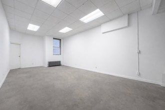 6645 Fresh Pond Rd, Ridgewood, NY à louer Photo intérieure- Image 2 de 4