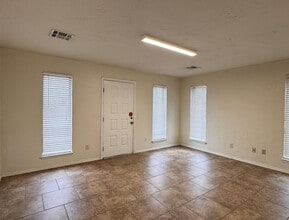 1624 Greenbriar Pl, Oklahoma City, OK for lease Interior Photo- Image 1 of 7