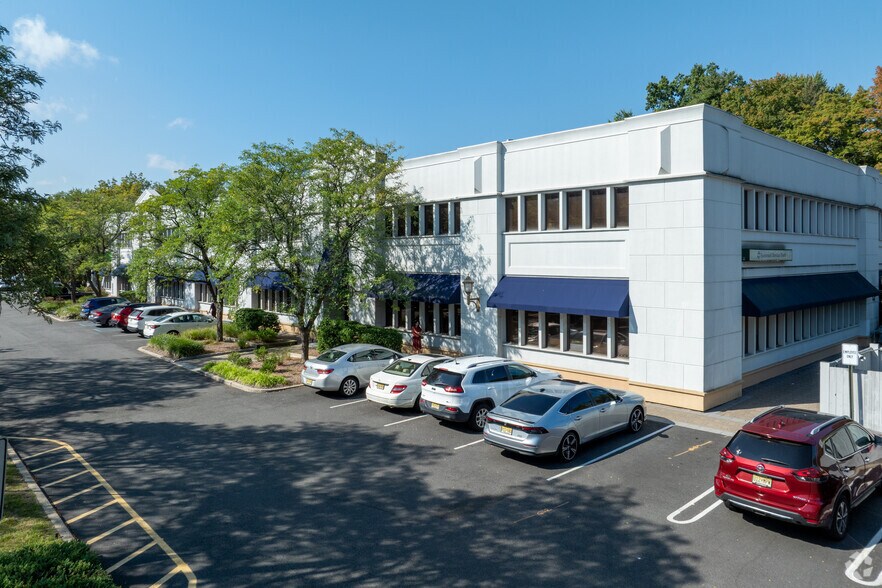 275-277 Forest Ave, Paramus, NJ à louer - Photo du bâtiment - Image 1 de 13