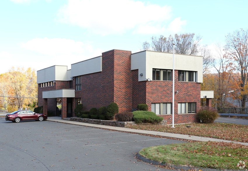 1295 E Main St, Meriden, CT for lease - Primary Photo - Image 1 of 5