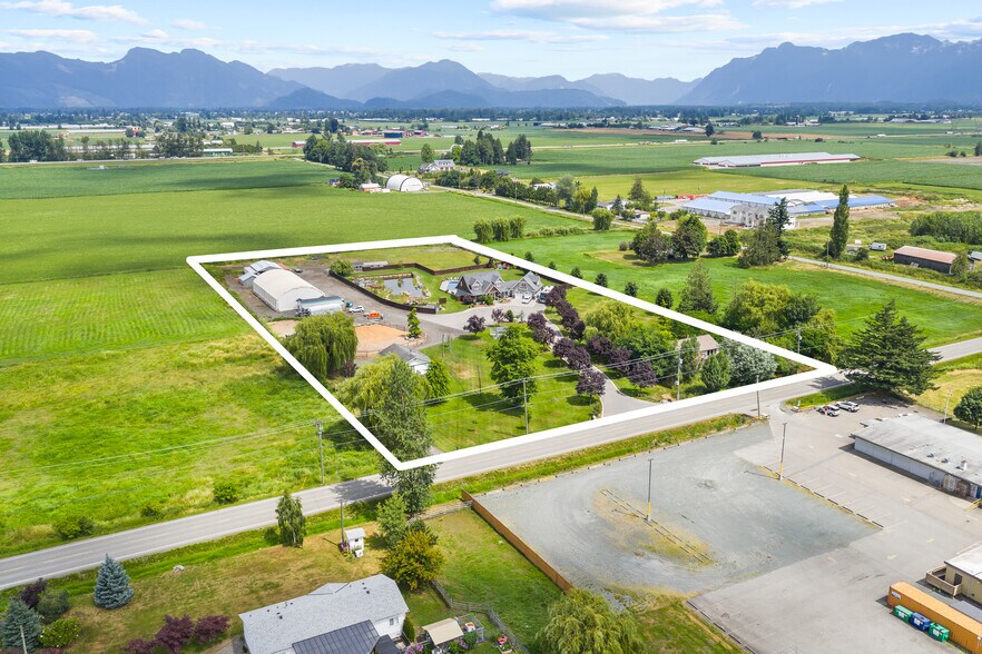 49517 Prairie Central Rd, Chilliwack, BC à vendre - Photo principale - Image 2 de 57