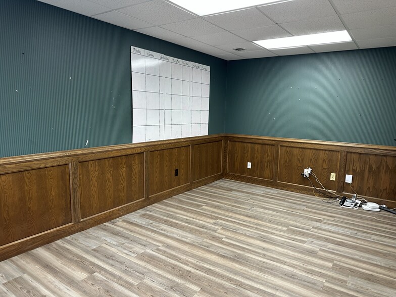 1425 NW 81st St, Clive, IA à vendre - Photo du bâtiment - Image 3 de 9