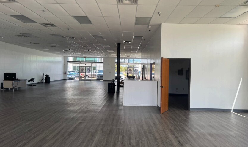 11029 Harry Hines Blvd, Dallas, TX à louer - Photo du bâtiment - Image 2 de 5