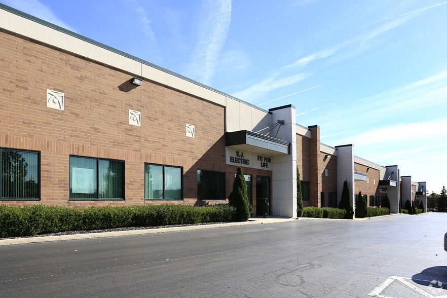 4459-4473 Renaissance Pky, Cleveland, OH for lease - Building Photo - Image 2 of 18