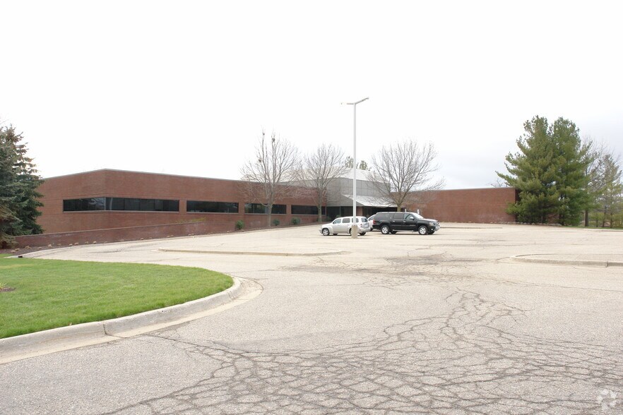 5989 Tahoe Dr SE, Grand Rapids, MI à louer - Photo du bâtiment - Image 2 de 7