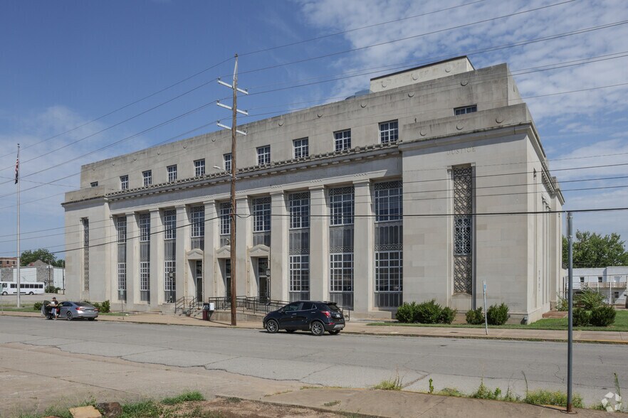 111 W 4th St, Okmulgee, OK à louer - Photo du bâtiment - Image 3 de 5
