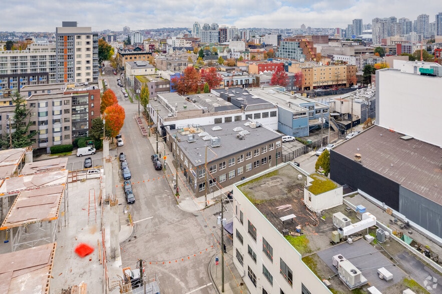 49 Dunlevy Ave, Vancouver, BC à louer - Photo du bâtiment - Image 3 de 6