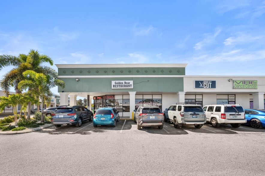 12500 Starkey Rd, Largo, FL à louer - Photo du bâtiment - Image 3 de 9