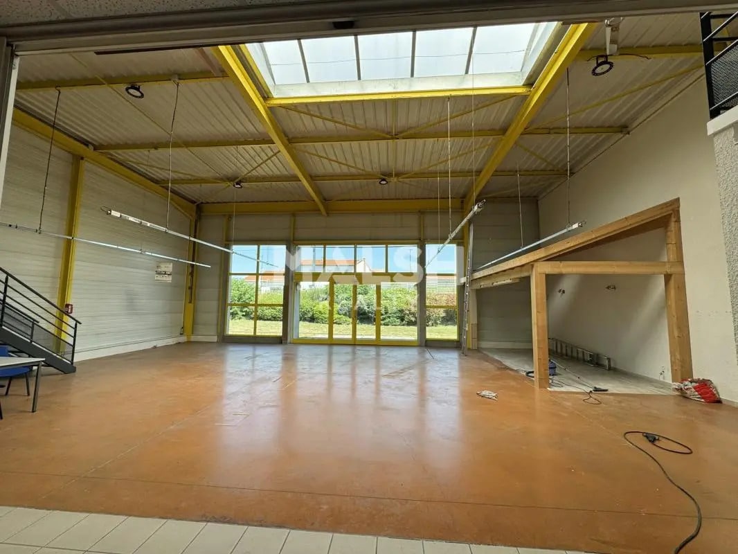 Flex in Saint-Étienne for lease Building Photo- Image 1 of 8