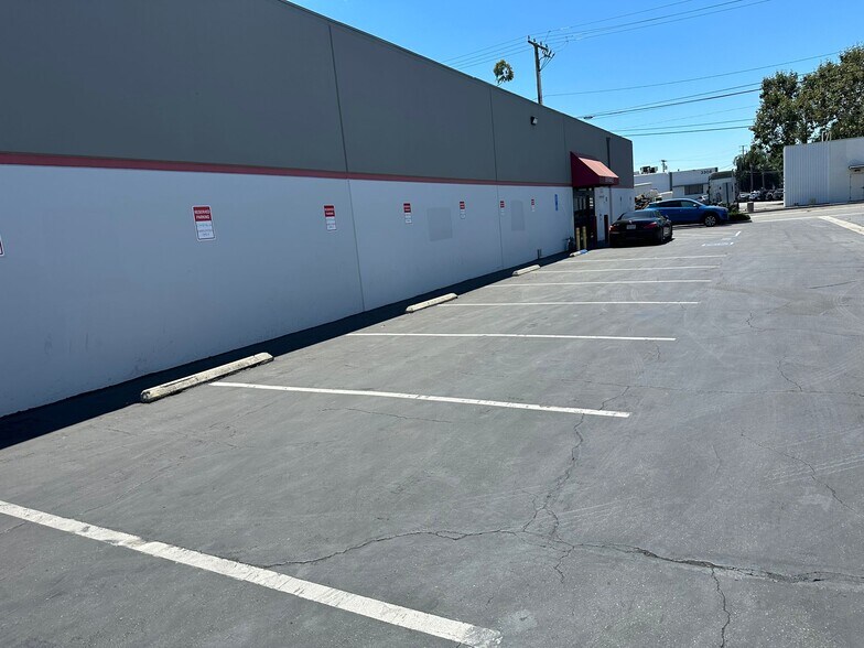 2421 S Susan St, Santa Ana, CA à louer - Photo du bâtiment - Image 3 de 7