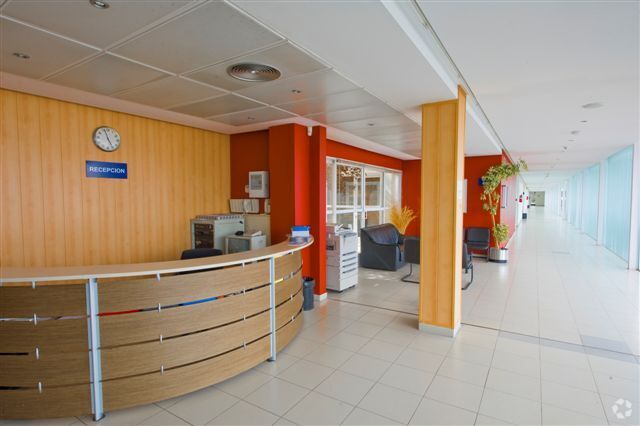 Avenida Vía Láctea, 4, San Fernando de Henares, Madrid à louer - Photo du bâtiment - Image 2 de 7