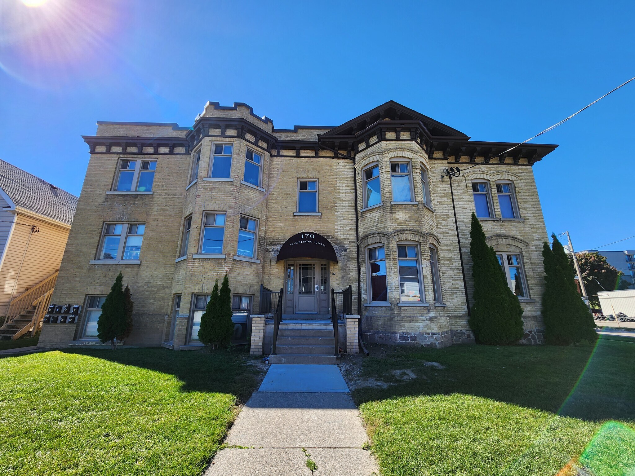 170 Simcoe St S, Oshawa, ON à vendre Photo du bâtiment- Image 1 de 1