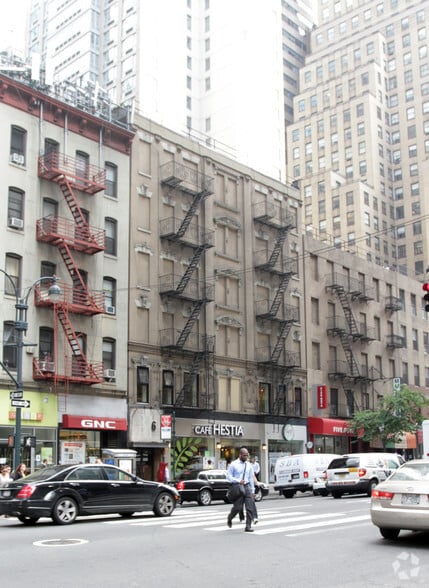 686-688 Third Ave, New York, NY for lease - Building Photo - Image 2 of 2