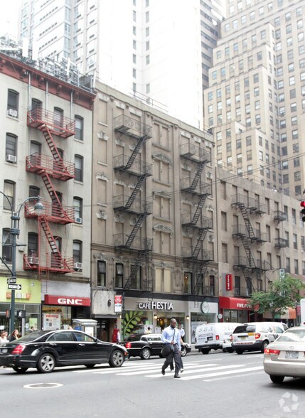 686-688 Third Ave, New York, NY à louer - Photo du bâtiment - Image 2 de 2