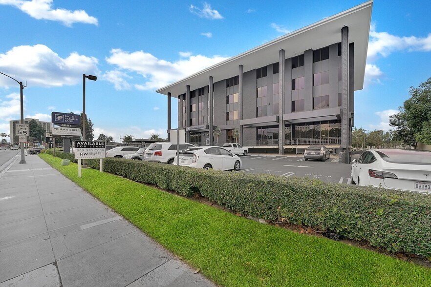 4667 MacArthur Blvd, Newport Beach, CA à louer - Photo principale - Image 1 de 31