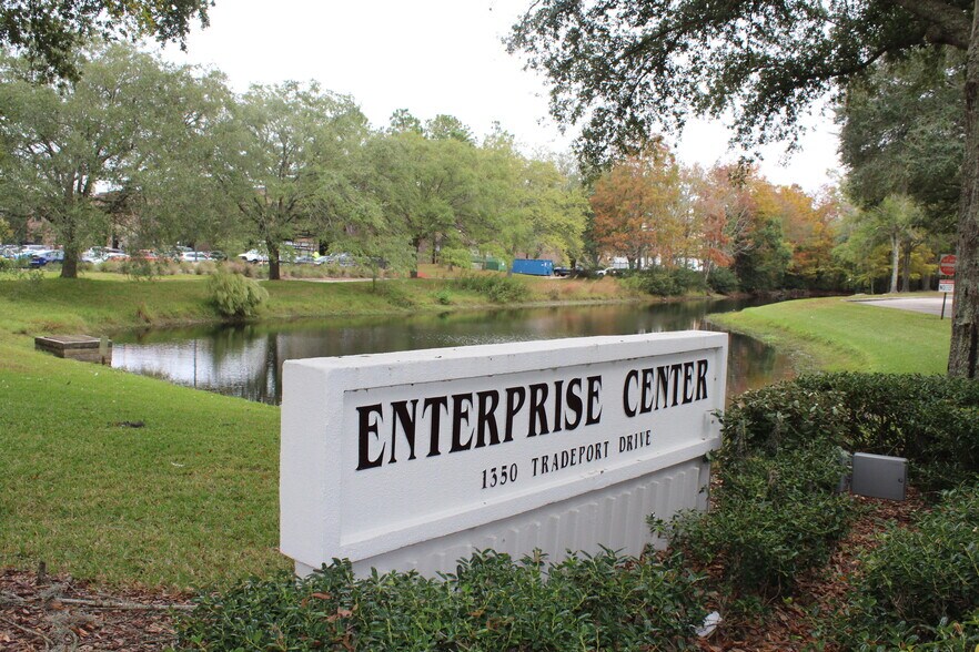 13910 Alvarez Rd, Jacksonville, FL à louer - Photo du bâtiment - Image 2 de 5