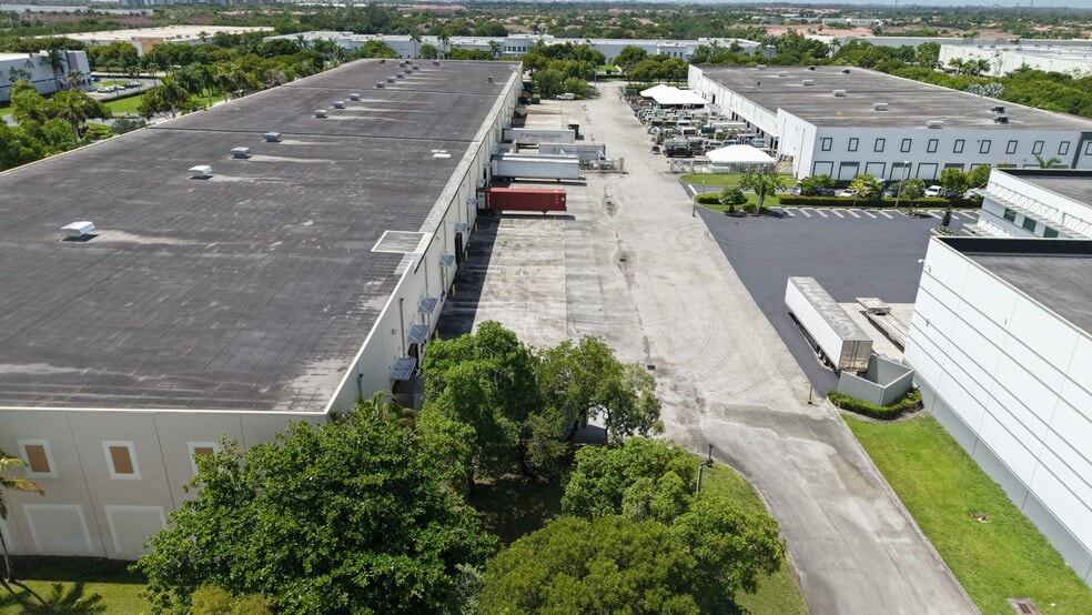 9330-9340 NW 110th Ave, Miami, FL for lease - Building Photo - Image 3 of 20