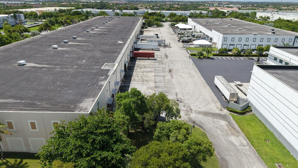 9339 NW 110th Avenue, Miami, FL à louer - Photo du bâtiment - Image 3 de 20