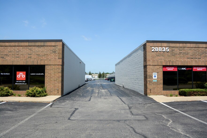 28835 N Herky Dr, Lake Bluff, IL à louer - Photo du bâtiment - Image 2 de 6